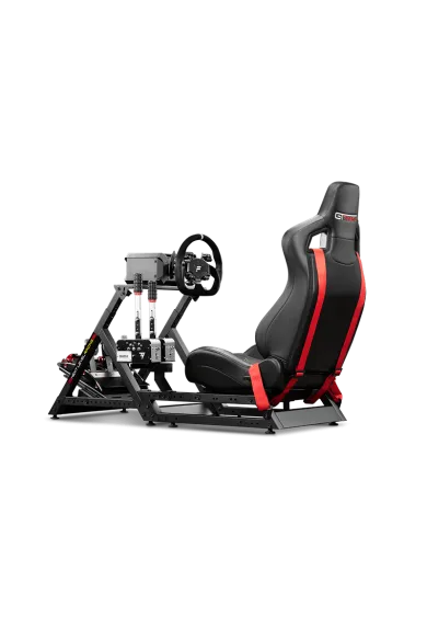 Next Level Racing Kokpit GT Track z przykładowymi akcesoriami widok od tyłu z lewej strony